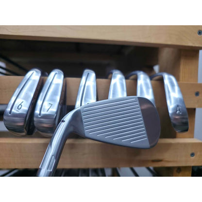 TaylorMade Qi Iron Set 5-PW & AW Regular Flex Fujikura Ventus Blue TR 6 Right Hand – Like New
